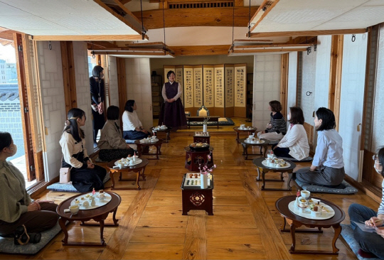 한-일 국교 정상화 60주년 기념 '봄과 함께하는 한국의 다과상' 체험행사.<한국디저트협회 제공>